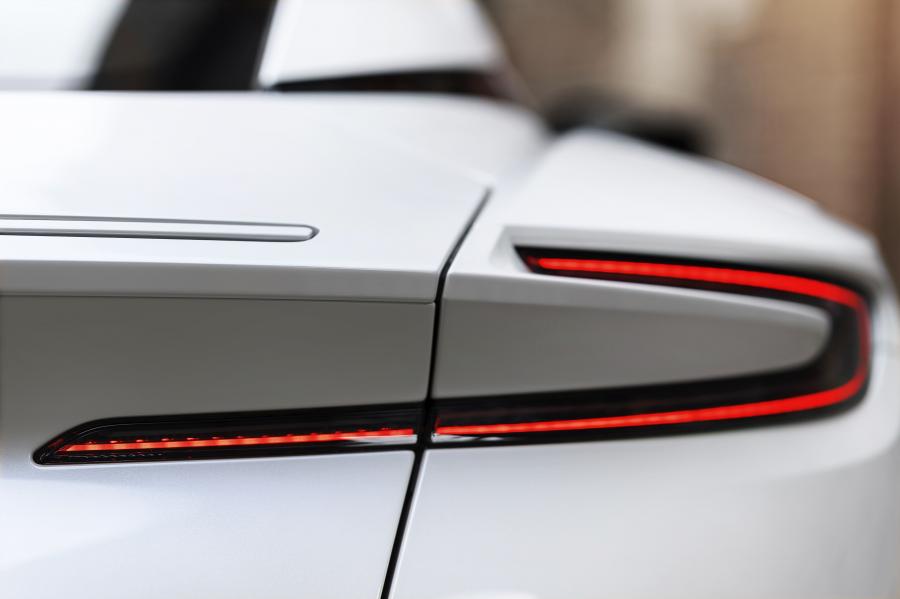 Детали экстерьера Aston Martin DB11 V8 2017 года  (WW) (фото 12 из 25)